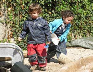 Im Sandkasten mit Feuereifer buddeln