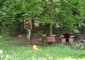 Die Rutsche lädt zum Spielen ein